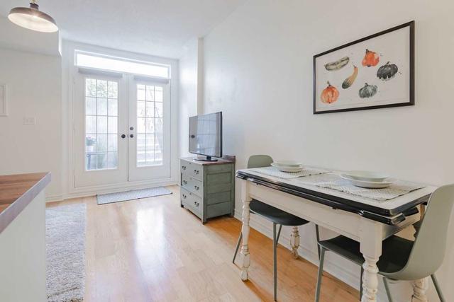 96 Connolly St, Townhouse with 2 bedrooms, 1 bathrooms and 1 parking in Toronto ON | Image 3