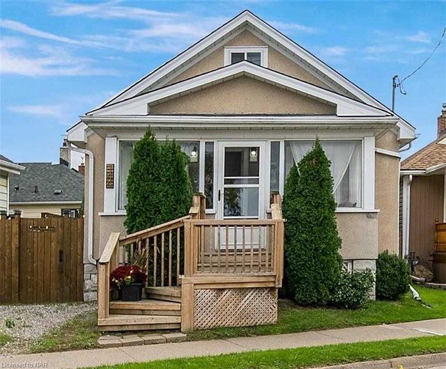 144 Carlton St, House detached with 2 bedrooms, 1 bathrooms and 2 parking in St. Catharines ON | Image 1