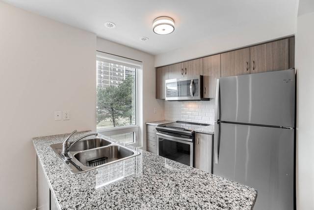 211 - 3 Applewood Lane, Townhouse with 2 bedrooms, 2 bathrooms and 1 parking in Toronto ON | Image 4