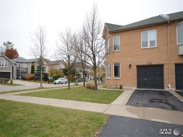 832 Village Green Blvd, Townhouse with 3 bedrooms, 4 bathrooms and 1 parking in Mississauga ON | Image 2