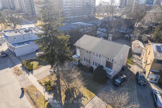 2 Cabot Crt, House semidetached with 3 bedrooms, 2 bathrooms and 7 parking in Toronto ON | Image 9
