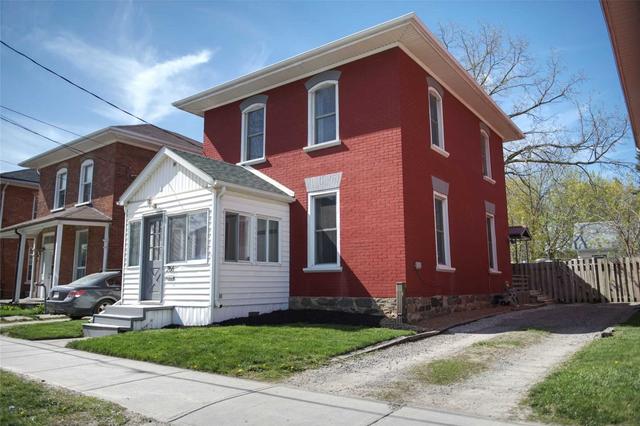 266 Sherbrooke St, House detached with 1 bedrooms, 1 bathrooms and 3 parking in Peterborough ON | Card Image