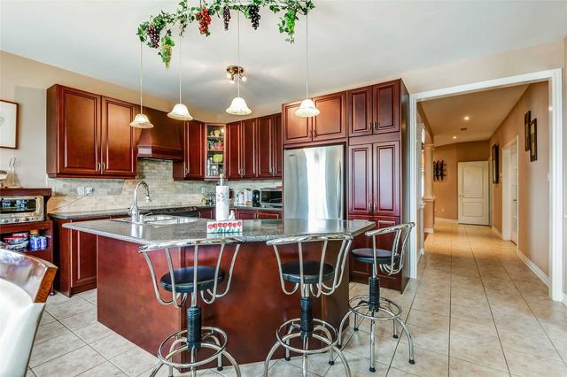 61 Showboat Cres, House detached with 4 bedrooms, 5 bathrooms and 6 parking in Brampton ON | Image 3
