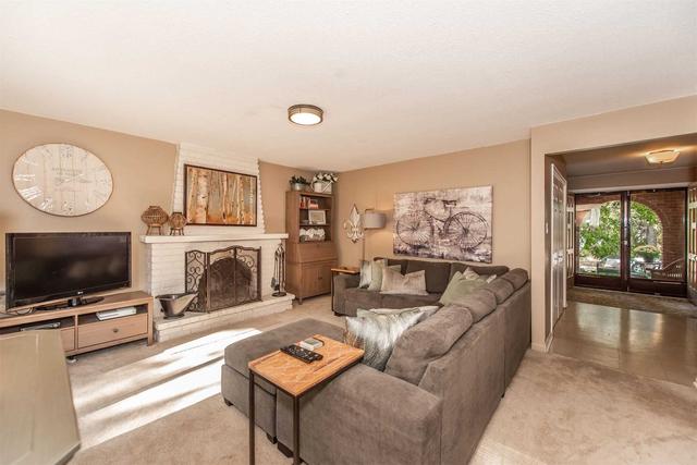 2188 Ireland Dr, House detached with 3 bedrooms, 2 bathrooms and 4 parking in Burlington ON | Image 2