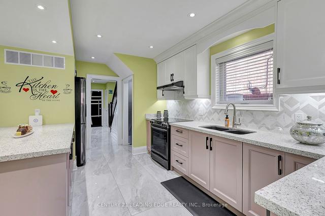 122 Lawrence Ave E, House detached with 3 bedrooms, 3 bathrooms and 5 parking in Toronto ON | Image 2