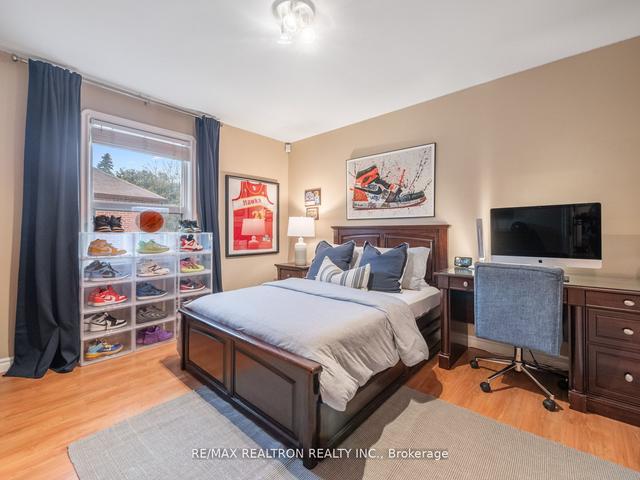 61 Collinson Blvd, House detached with 3 bedrooms, 2 bathrooms and 5 parking in Toronto ON | Image 8