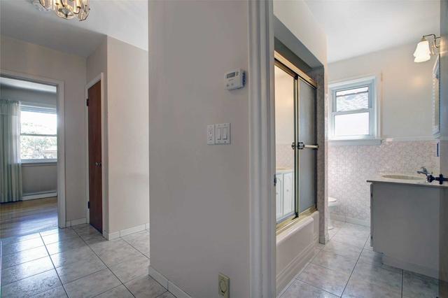 123 Central Park Blvd S, House detached with 3 bedrooms, 2 bathrooms and 5 parking in Oshawa ON | Image 3