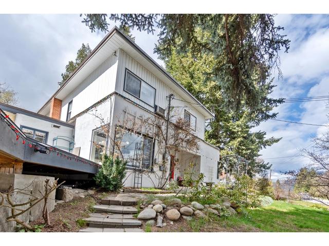 2612 Columbia Avenue, House detached with 4 bedrooms, 2 bathrooms and null parking in Castlegar BC | Image 2