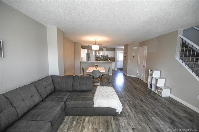 8410 101 Avenue, Home with 3 bedrooms, 2 bathrooms and 2 parking in Greenview No. 16 AB | Image 12