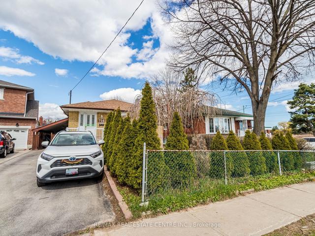 726 Brimorton Dr, House detached with 3 bedrooms, 3 bathrooms and 4 parking in Toronto ON | Image 1