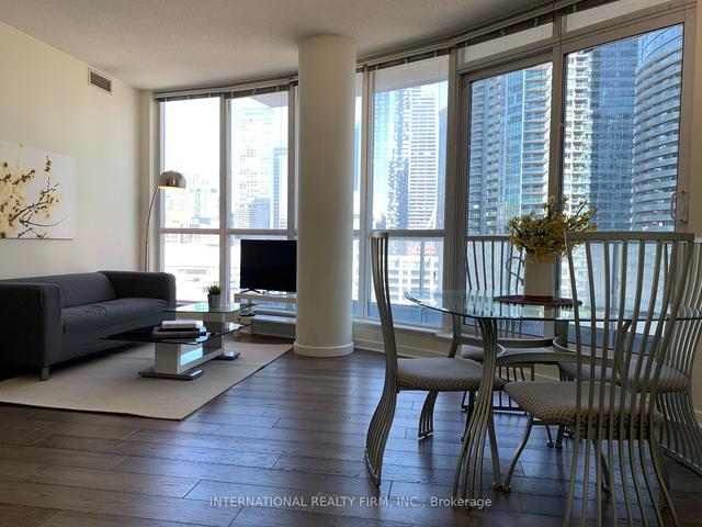 1501 - 218 Queens Quay W, Condo with 2 bedrooms, 2 bathrooms and 1 parking in Toronto ON | Image 7
