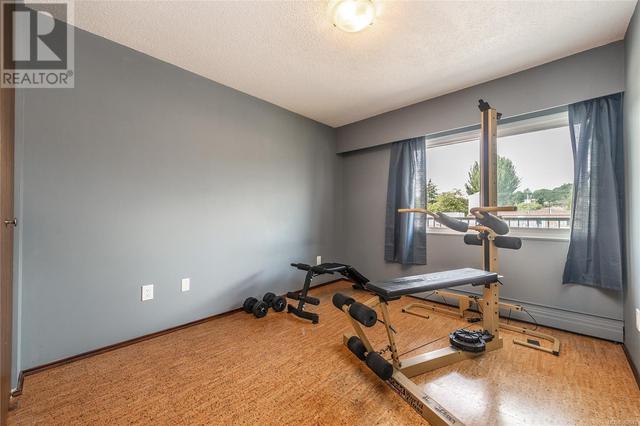 129 - 1680 Poplar Ave, Condo with 2 bedrooms, 1 bathrooms and 1 parking in Saanich BC | Image 12