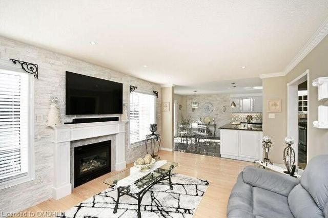 7 Vintage Gate, House detached with 4 bedrooms, 5 bathrooms and 6 parking in Brampton ON | Image 2