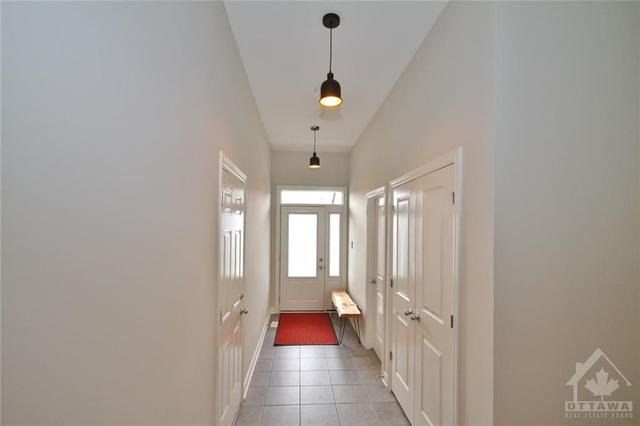 699 Parade Drive, House detached with 3 bedrooms, 3 bathrooms and 2 parking in Ottawa ON | Image 2