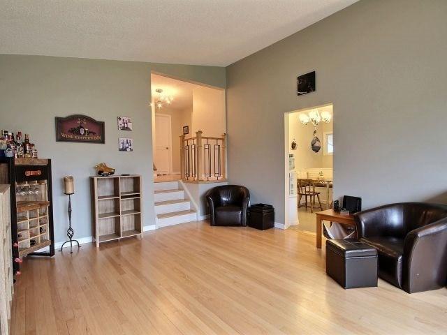3 Kevin Ave, House detached with 3 bedrooms, 2 bathrooms and 4 parking in Ottawa ON | Image 3