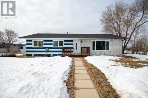 122 2nd Avenue, Young, SK, S0K4Y0 | Card Image