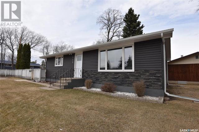 120 5th Street E, House detached with 4 bedrooms, 2 bathrooms and null parking in Nipawin SK | Image 2