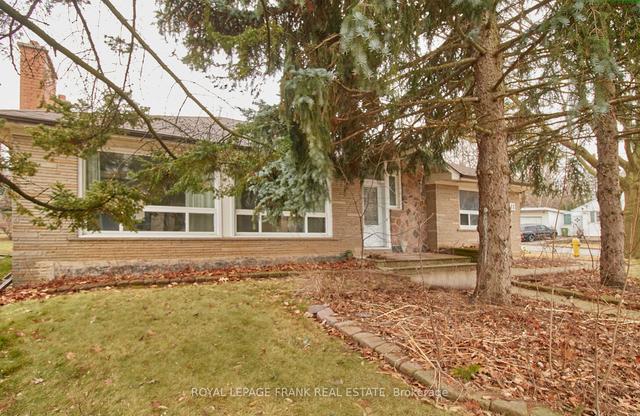 11 Codsell Ave, House detached with 3 bedrooms, 3 bathrooms and 4 parking in Toronto ON | Image 12