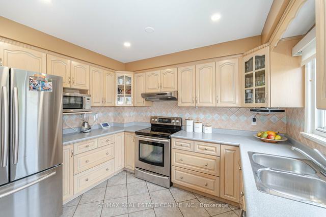34 Jaffa Dr, House detached with 4 bedrooms, 3 bathrooms and 6 parking in Brampton ON | Image 7