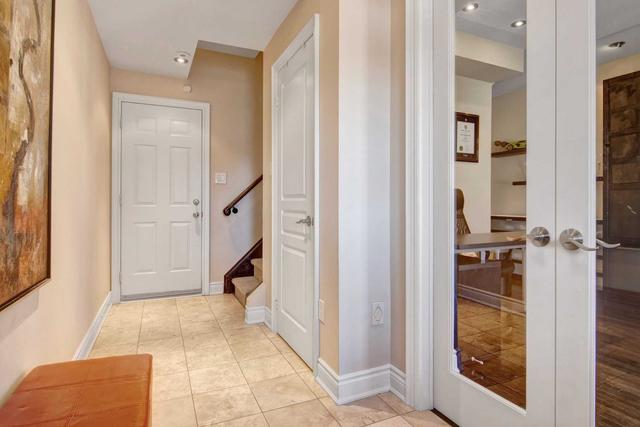 128 Park St E, Townhouse with 3 bedrooms, 4 bathrooms and 3 parking in Mississauga ON | Image 3