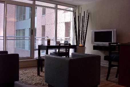1002 - 8 Colborne St, Condo with 1 bedrooms, 1 bathrooms and null parking in Toronto ON | Image 1