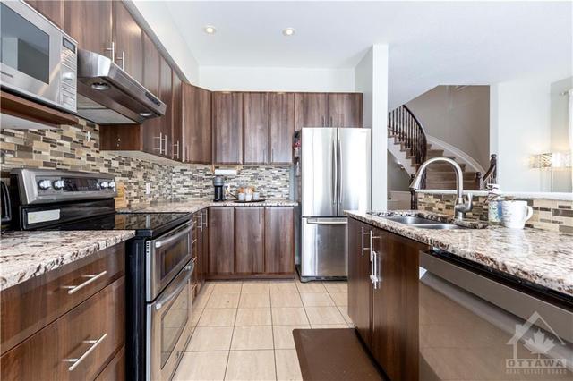 332 Trailsedge Way, Townhouse with 3 bedrooms, 4 bathrooms and 3 parking in Ottawa ON | Image 11