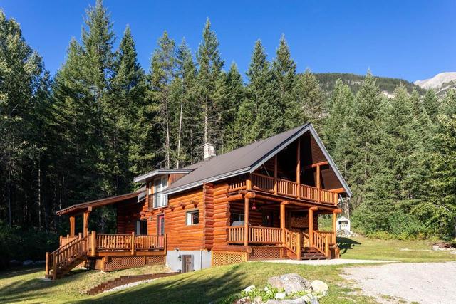 823 Crandall Road, House detached with 3 bedrooms, 2 bathrooms and null parking in Columbia Shuswap A BC | Image 1