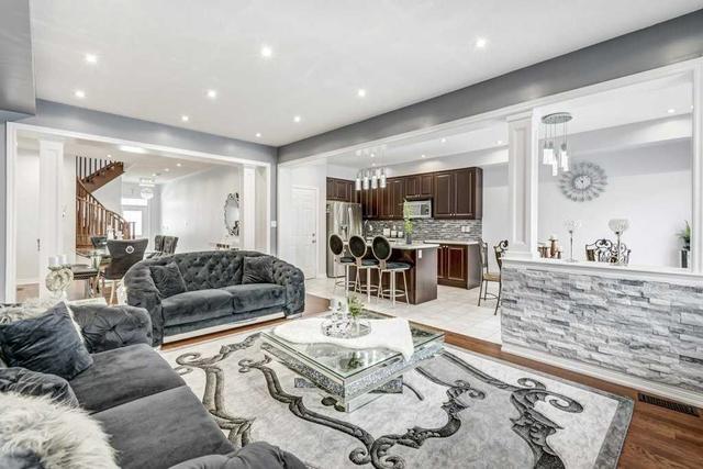 31 Aster Dr, House semidetached with 4 bedrooms, 4 bathrooms and 4 parking in Vaughan ON | Image 2