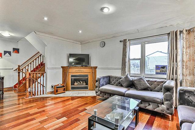 102 Overture Rd, House semidetached with 3 bedrooms, 2 bathrooms and 3 parking in Toronto ON | Image 19