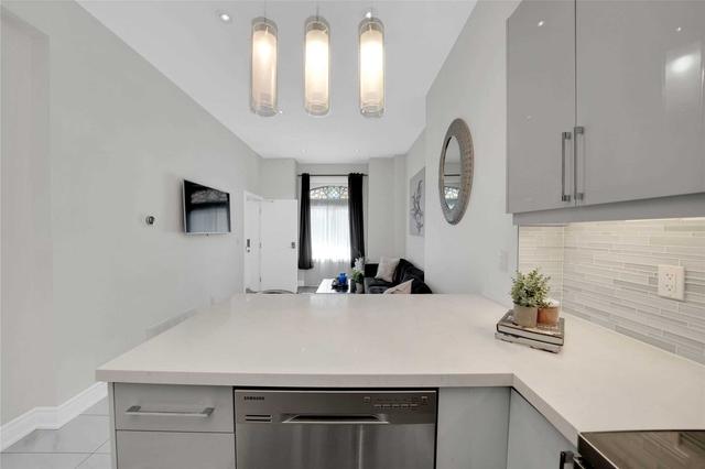 8 D'arcy St, House attached with 4 bedrooms, 3 bathrooms and 0 parking in Toronto ON | Image 4