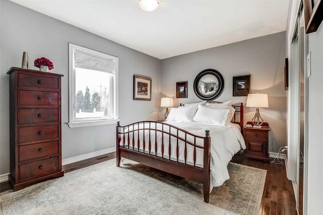 94 Silverhill Dr, House detached with 3 bedrooms, 3 bathrooms and 8 parking in Toronto ON | Image 4