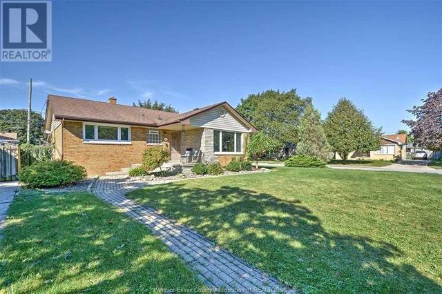 411 Christopher Dr, House detached with 3 bedrooms, 2 bathrooms and 4 parking in Windsor ON | Image 1
