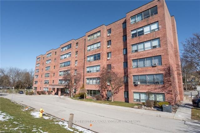 209 - 650 Cheapside St, Townhouse with 2 bedrooms, 1 bathrooms and 2 parking in London ON | Image 1