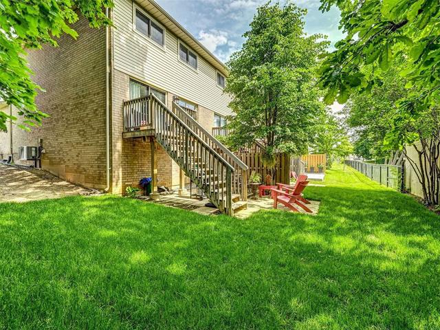 18 Farnham Dr, Townhouse with 3 bedrooms, 2 bathrooms and 2 parking in Brampton ON | Image 13