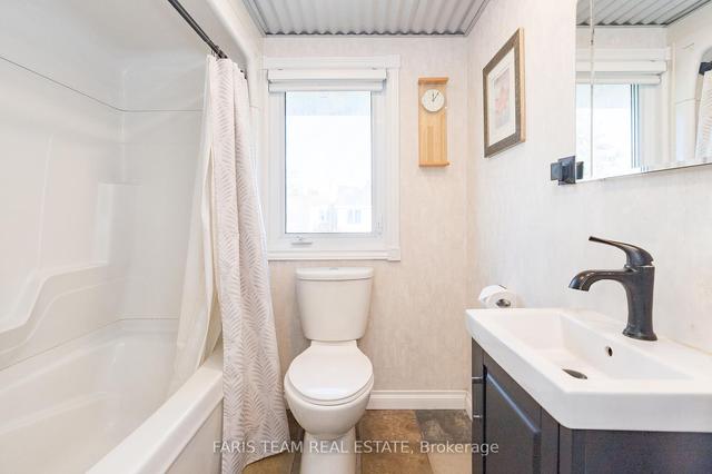 19100 Dufferin St, House detached with 3 bedrooms, 2 bathrooms and 10 parking in King ON | Image 9