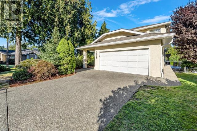 5199 Walema Crt, House detached with 5 bedrooms, 4 bathrooms and 4 parking in Saanich BC | Image 3