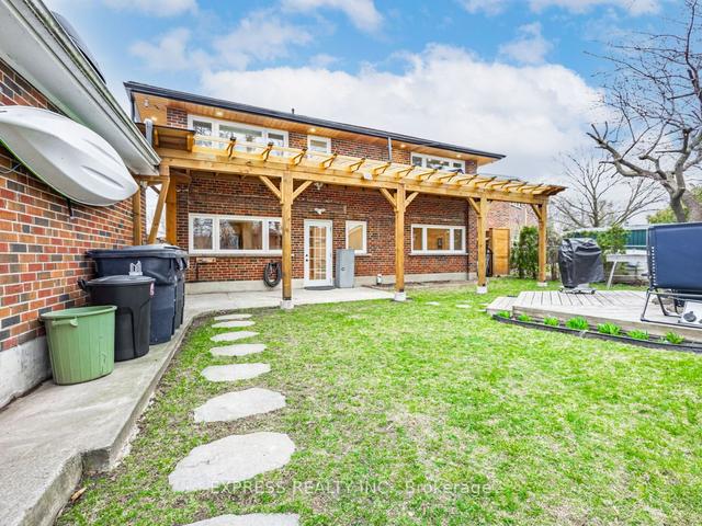 68 Shrewsbury Sq, House detached with 4 bedrooms, 2 bathrooms and 5 parking in Toronto ON | Image 35