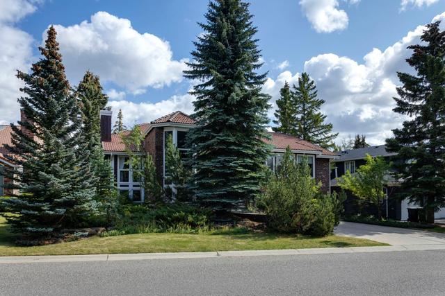 640 Coach Grove Road Sw, House detached with 4 bedrooms, 3 bathrooms and 6 parking in Calgary AB | Image 1