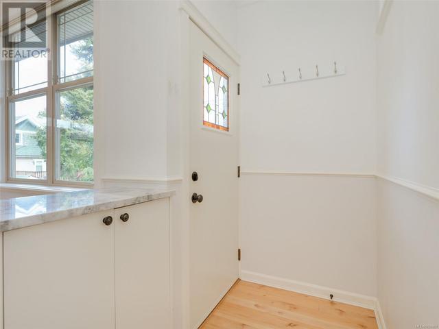 3 - 220 Moss St, Condo with 2 bedrooms, 1 bathrooms and 1 parking in Victoria BC | Image 7
