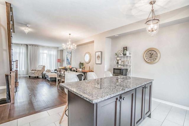 399 Ladycroft Terr, Townhouse with 3 bedrooms, 3 bathrooms and 2 parking in Mississauga ON | Image 2