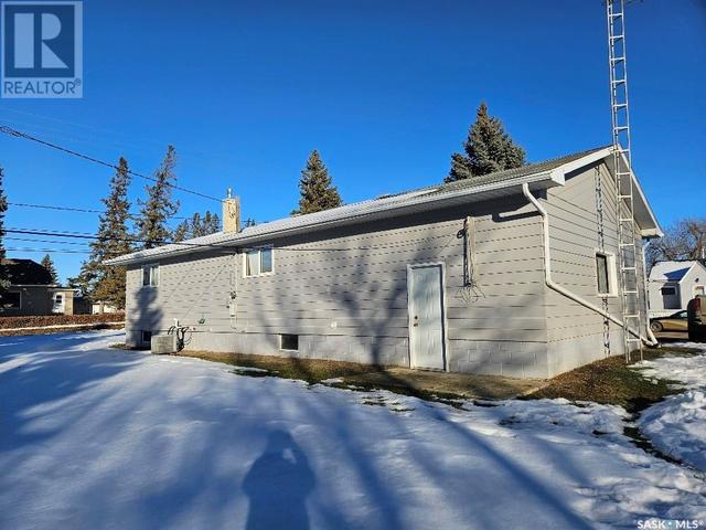 29 Warren Street, House detached with 2 bedrooms, 2 bathrooms and null parking in Redvers SK | Image 3