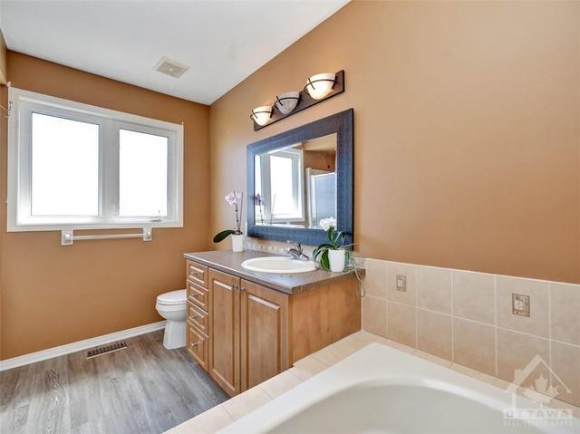208 Greenridge Street, Townhouse with 3 bedrooms, 3 bathrooms and 3 parking in Ottawa ON | Image 20