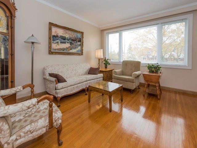 124 Thicketwood Dr, House detached with 3 bedrooms, 2 bathrooms and 3 parking in Toronto ON | Image 2
