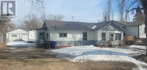 110 4th Street E, House detached with 3 bedrooms, 1 bathrooms and null parking in Meadow Lake SK | Card Image