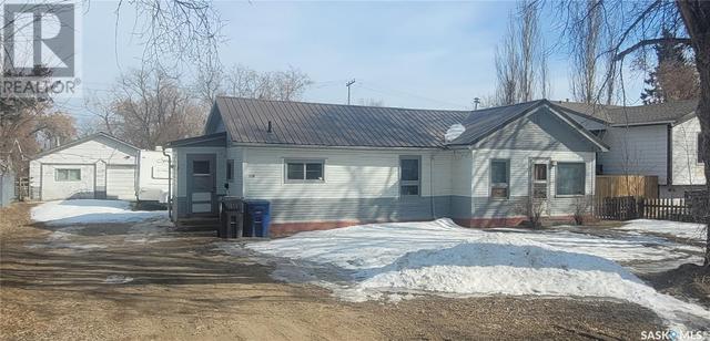 110 4th Street E, House detached with 3 bedrooms, 1 bathrooms and null parking in Meadow Lake SK | Image 1