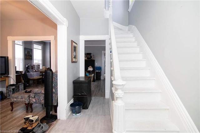 113 Peel St, House detached with 3 bedrooms, 1 bathrooms and 2 parking in Brantford ON | Image 5