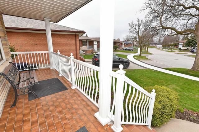 86 Iangrove Terr, House detached with 3 bedrooms, 3 bathrooms and 6 parking in Toronto ON | Image 3