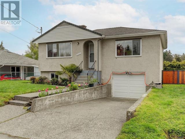 4117 Hawkes Ave, House detached with 3 bedrooms, 2 bathrooms and 2 parking in Saanich BC | Card Image