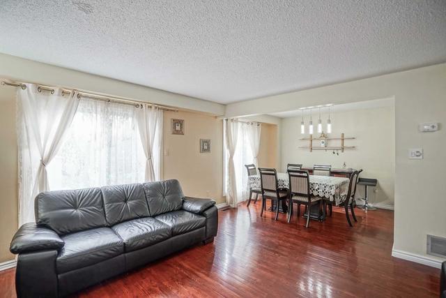 29 Junewood Cres, House detached with 4 bedrooms, 3 bathrooms and 3 parking in Brampton ON | Image 2