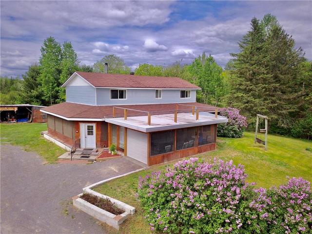 1733 Doran Road, House detached with 5 bedrooms, 2 bathrooms and 20 parking in Laurentian Valley ON | Image 1